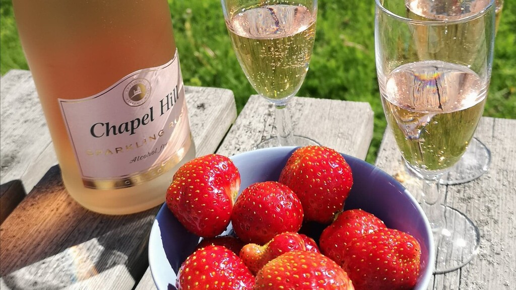 Vi firar beslut om ny programperiod med solsken, bubbel och jordgubbar!